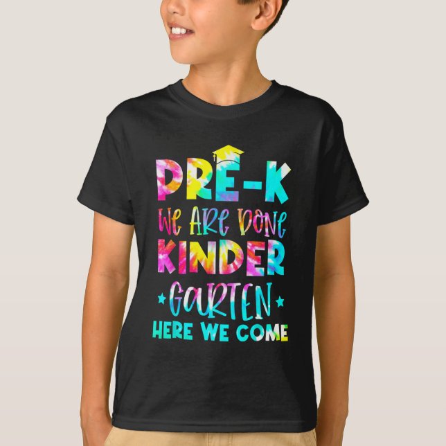 Studenten Tie Dye Kindergarten här Vi Kom T Shirt (Framsida)
