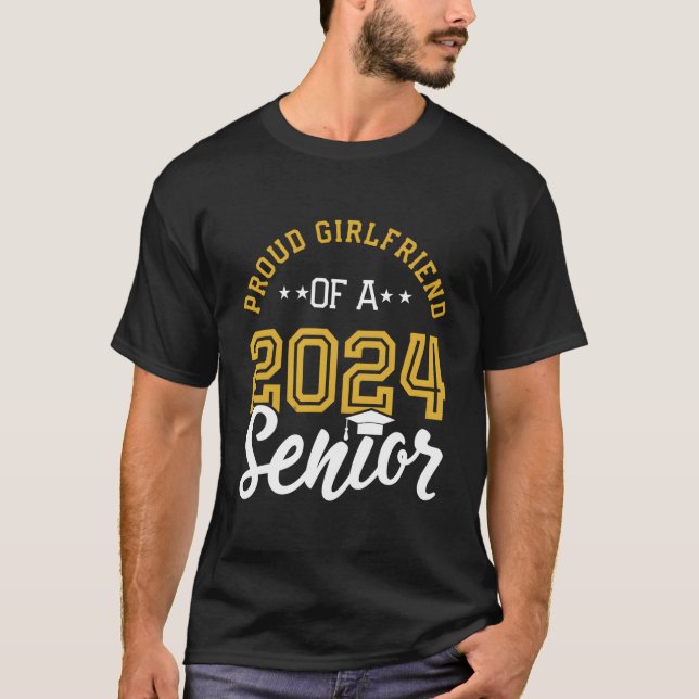 Studentenklass 2024 Examen Stolt Senior Vän 2024  T Shirt (Framsida)