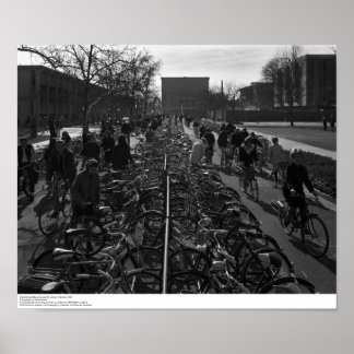 Studenter och cyklar nära Bibliotek, februari 1967 Poster