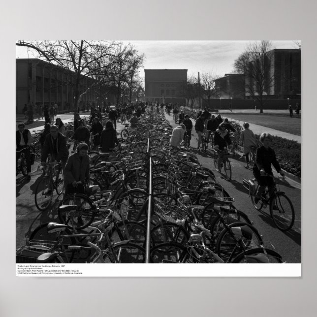 Studenter och cyklar nära Bibliotek, februari 1967 Poster (Framsidan)