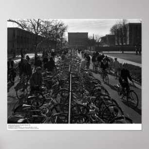 Studenter och cyklar near bibliotek, Feb. 1967 Poster
