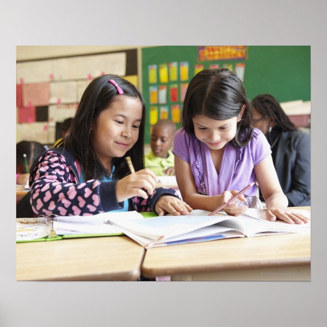 Studenter samarbetar i klassrum poster (Framsidan)