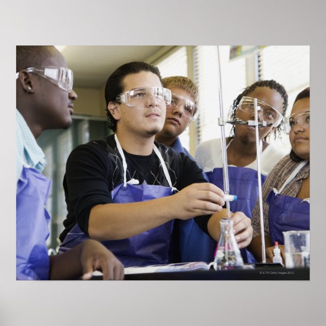 Studenter som utför experiment i kemiskt laborator poster (Framsidan)