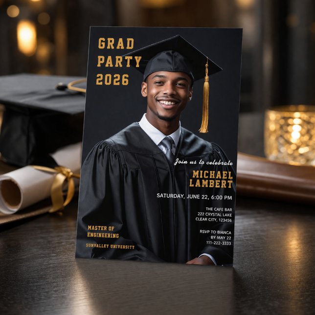 Studentfest 2026 Fotoinbjudan Inbjudningar (Modern Class of 2026 graduation party invitation with photo and elegant gold design)