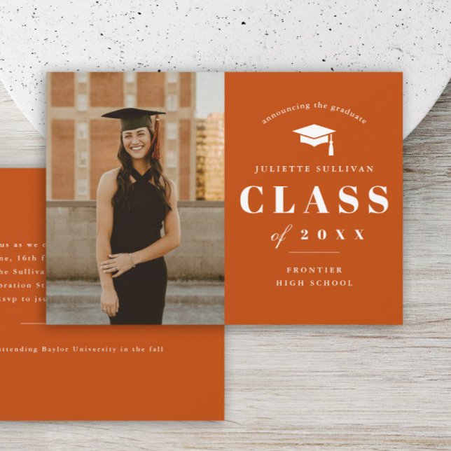 Studentfest av minimal typ för foto inbjudningar (Simple type orange photo graduation invitations.)