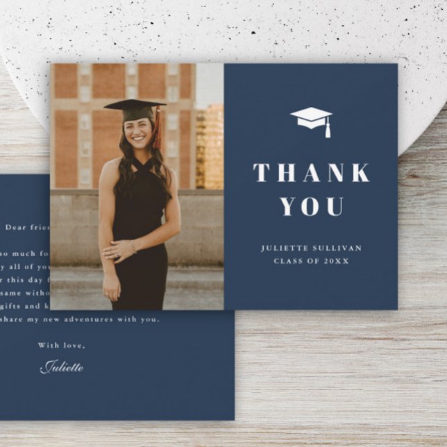 Studentfest av minimal typ för foto tack kort (Simple typography navy blue photo graduation thank you card.)