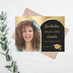 Studentfest för fotobåge i Black guld Spara Datumet<br><div class="desc">Ett foto Spara datumkortet för en studentfest. På framsidan: Lägg till ett eget lodrät storlekt foto av student. Faux guld fotoarch ram. En gyllene och svart bakgrund, gyllene text. Mallar för namn och datum. Namn och texten: Spara datumet är skrivna med ett modernt handskript i stil. Tassel topper med lock....</div>