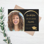 Studentfesten Black guld modern fotobåge Spara Datumet<br><div class="desc">Ett foto Spara datumkortet för en studentfest. På framsidan: Lägg till ett eget lodrät storlekt foto av student. Faux guld fotoarch ram. En svart bakgrund, gyllene text. Mallar för namn och datum. Namn och texten: Spara datumet är skrivna med ett modernt handskript i stil. Tassel topper med lock. Tillbaka: Information...</div>