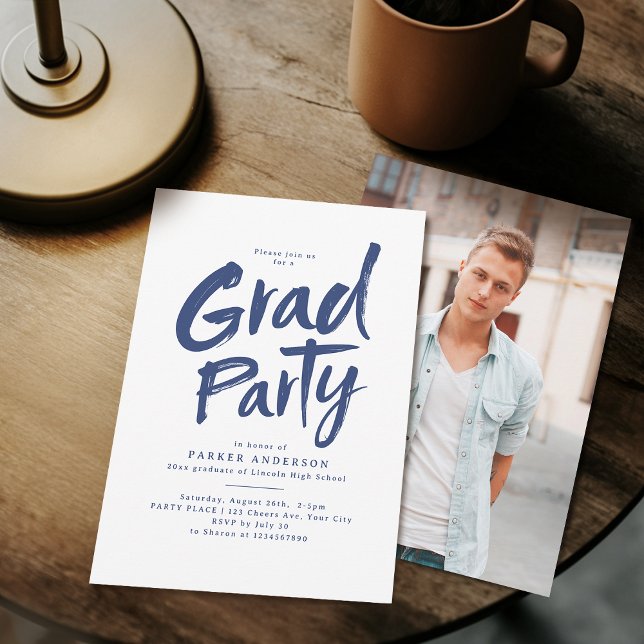 Studentfesten Blått enkelt modernt penselskript Inbjudningar (Blue Simple Modern Brush Script Graduation Party Invitation)