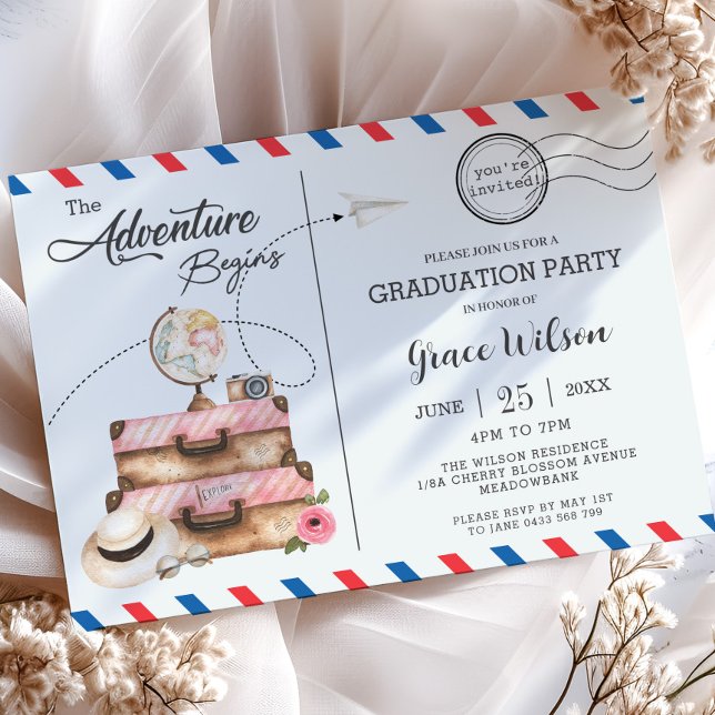 Studentfesten Börjning av vykort Äventyr börjar (the adventure begins pink suitcases globe postcard style graduation party photograph invitation card)