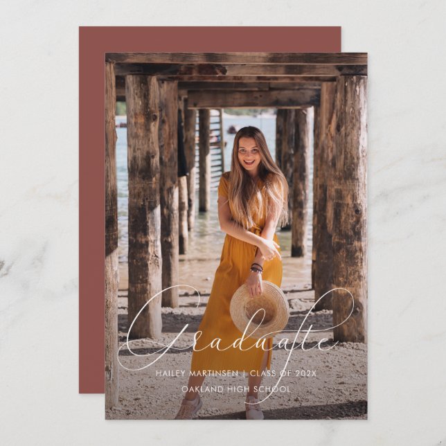 Studentfesten Burgundy Photo i elegant Script Inbjudningar (Fram/baksida)