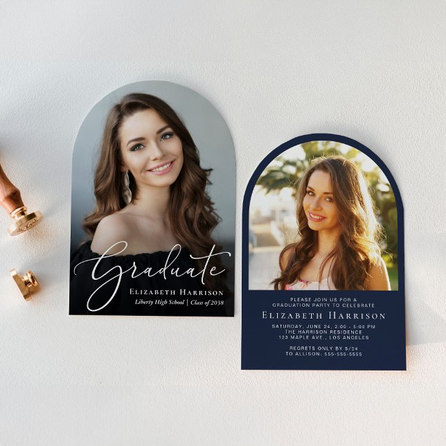 Studentfesten elegant Script Arch Photo Blue Inbjudningar (An elegant arch-shaped photo graduation party invitation to celebrate the graduate's achievements)
