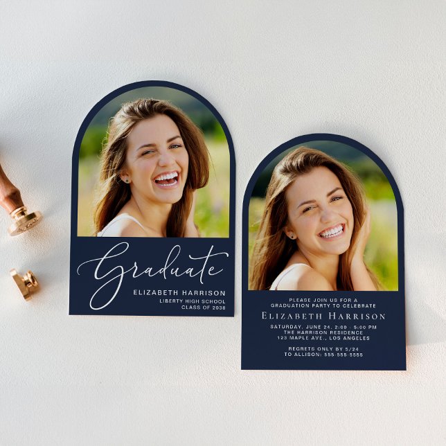 Studentfesten elegant Script Arch Photo Blue Inbjudningar (An elegant arch-shaped graduation party invitation to celebrate the graduate's achievements)