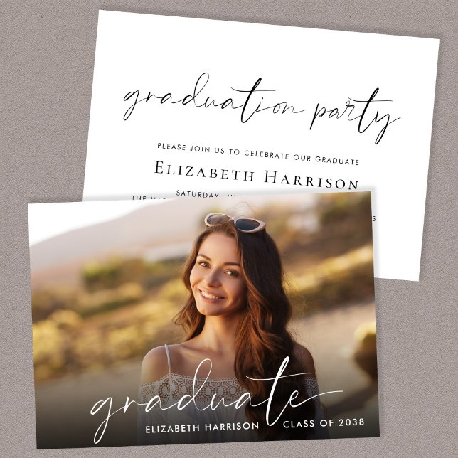 Studentfesten elegant White Script Photo Inbjudningar (A personalized photo graduation party invitation to celebrate the graduate's achievements)