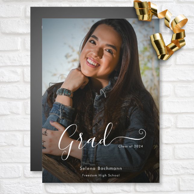 Studentfesten Foto för Mörken Modern Girly Script  Inbjudningar (Modern Girly Script Dark Photo Graduation Party Invitation)