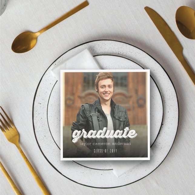 Studentfesten Grunge fet Student-skript i fet stil Pappersservett (Grunge Bold Graduate Script Photo Modern Graduation Party Paper Napkin @ zazzle.com/color_therapy)