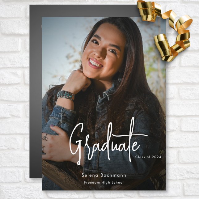 Studentfesten Modern skript - mörkare foto Inbjudningar (Modern Script Darkened Photo Graduation Party Invitation)