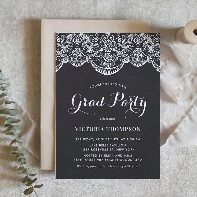 Studentfesten Rustic Chalkboard Brocade Snöre Inbjudningar (Customizable rustic graduation invitation featuring white lace and faux chalkboard background.)