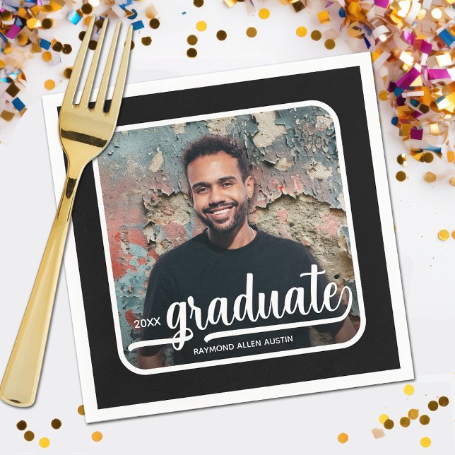 Studentfesten student Photo Bold Script Pappersservett (Your photo, name, class year and "Graduate" in a cool script on black background party napkins)