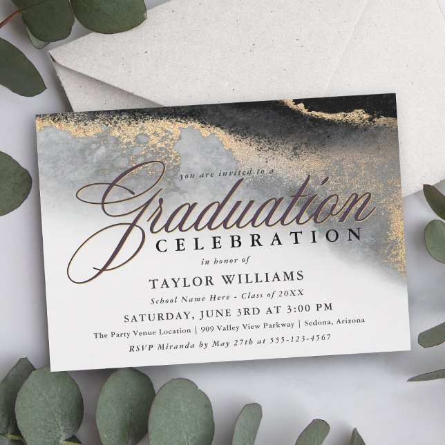 Studentfesten Svarta och Guld moderna Abstrakter Inbjudningar (A modern sophisticated graduation party invitation with an abstract black and gold background.)