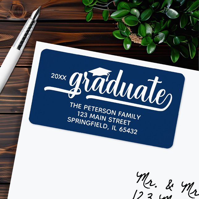 Studentmössa Chic , blå Returadress Adressetikett (Graduation script navy blue return address labels, 2.375" x 1.25", 18 labels per sheet)