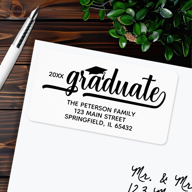 Studentmössa Chic Script-Returadress Adressetikett (Graduation script return address labels, 2.375" x 1.25", 18 labels per sheet)