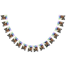 Studentmössa, diploma och 16-fotoblått på regnbåge vimplar