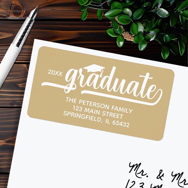 Studentmössa Guld Returadress Adressetikett (Graduation script gold return address labels, 2.375" x 1.25", 18 labels per sheet)