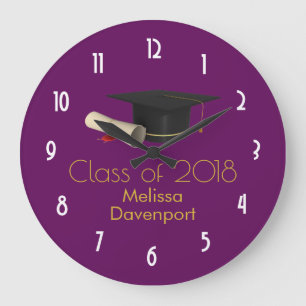 Studentmössan och diplomet på lilor klassificerar stor klocka