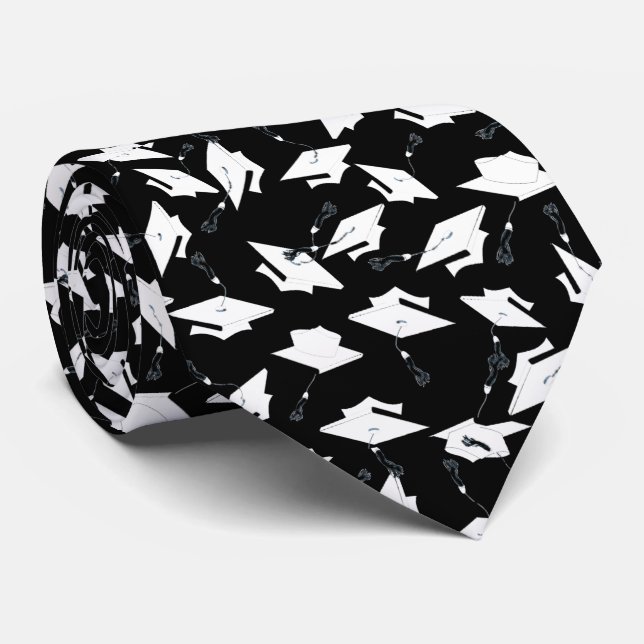 Studentmössor Tossed Firande White på Black Slips (Rullad)