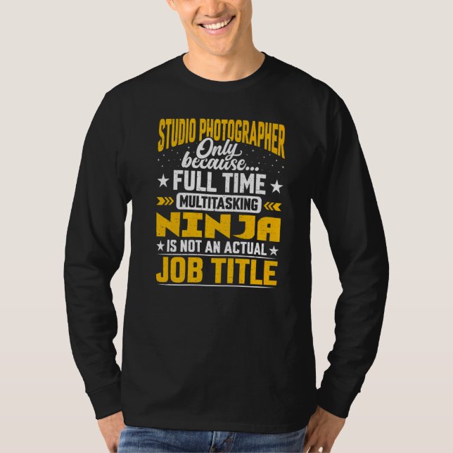 Studio Photographer Job Title Studio Cameraman T Shirt (Framsida)