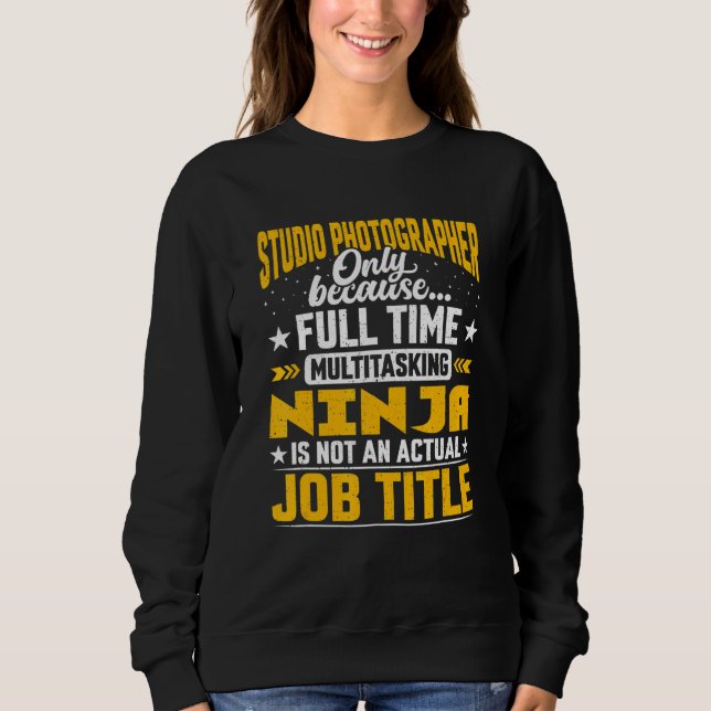Studio Photographer Job Title Studio Cameraman T Shirt (Framsida)