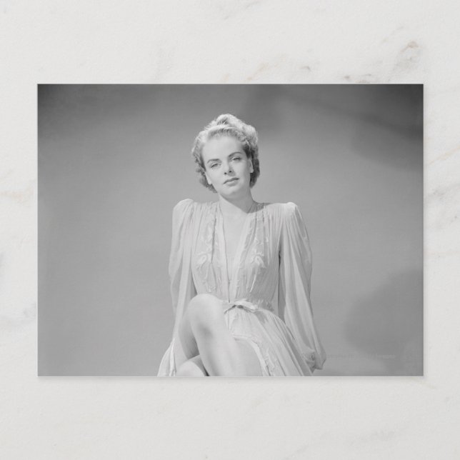 Studio porträtt av den unga kvinnan i nattgåva vykort (Framsida)