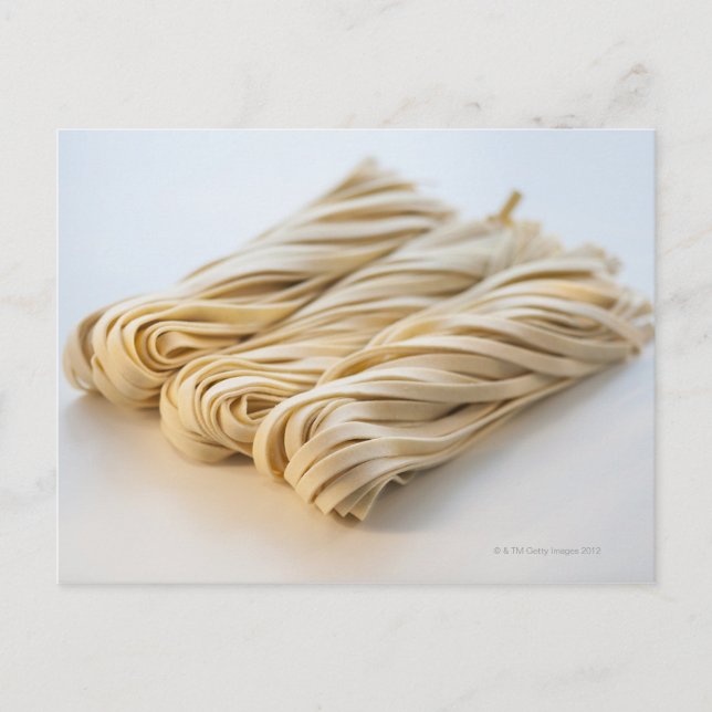Studio shot of resh linguini pasta vykort (Framsida)
