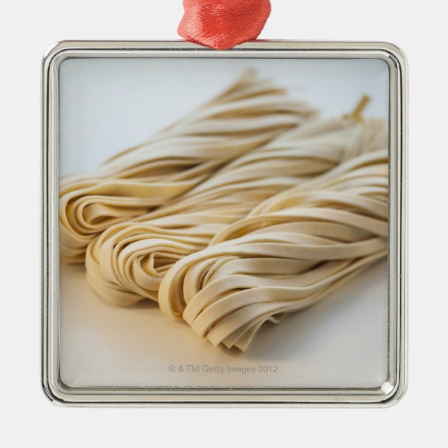 Studio som skjutas av ny linguinipasta julgransprydnad metall (Framsidan)