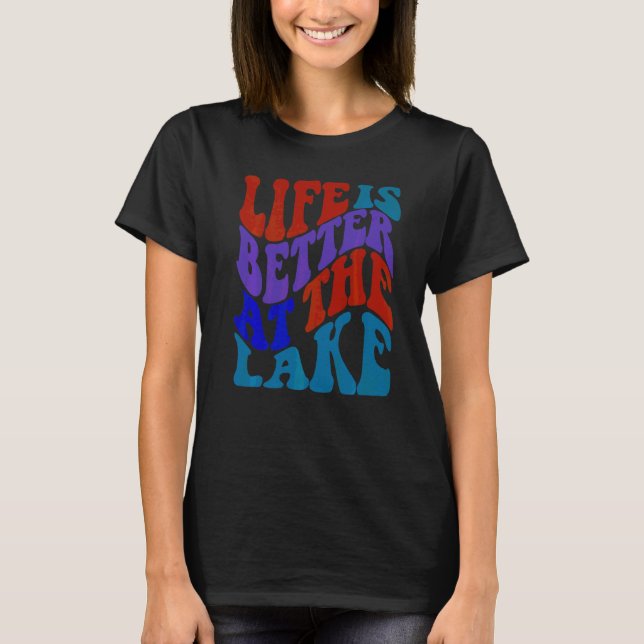 Stugan vid sjön för båtliv, camping och fiske t shirt (Framsida)