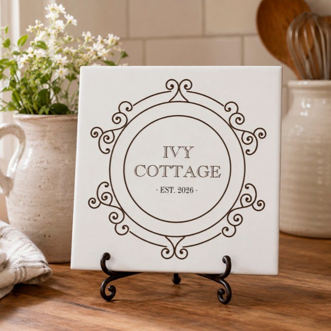 Stugdekorerad keramisk platta med anpassad text kakelplatta (Custom ceramic tile bringing personality to a cozy kitchen corner.)
