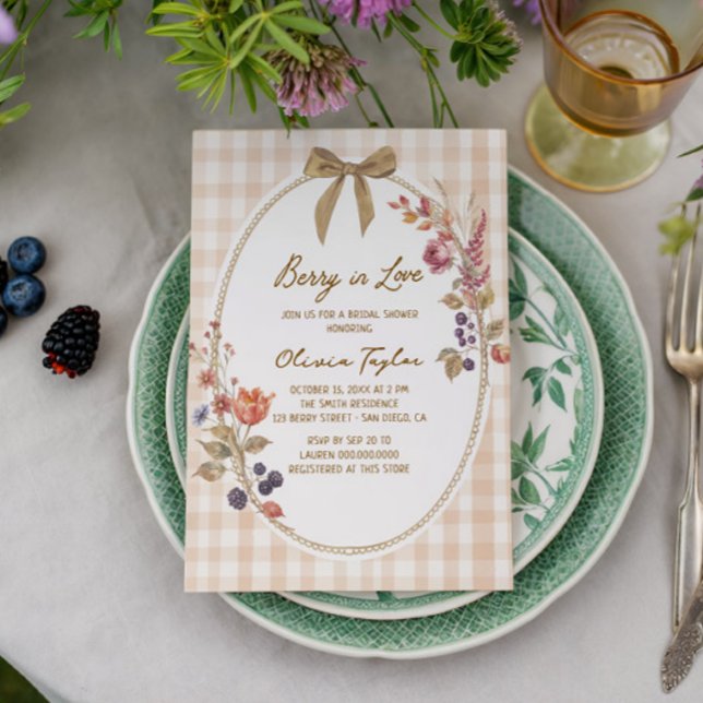 Stugga Berry in Love  Gingham Bröllopsdusch Inbjudningar (Skapare uppladdad)