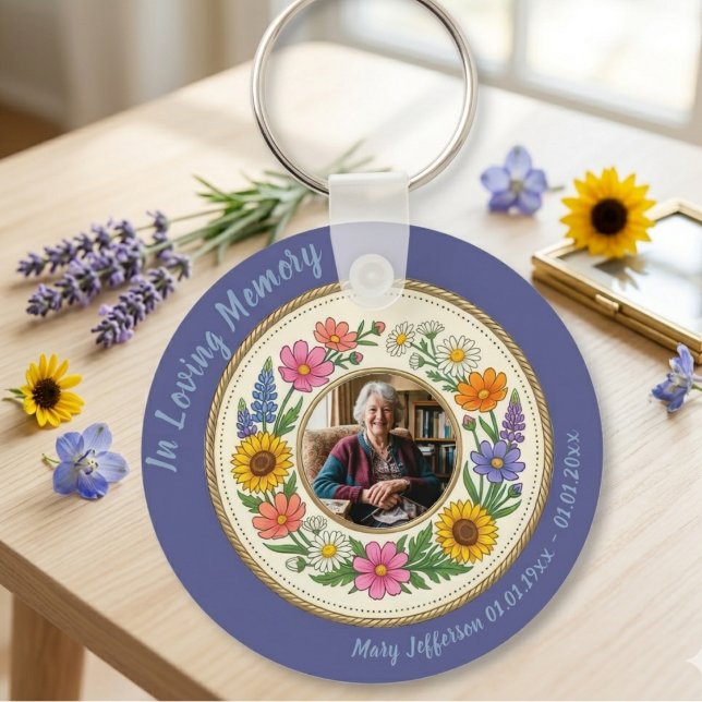 Stugidyll Memorialfirande Livs Foto Nyckelring (Colorful floral photo keychain for a grieving family at a cottagecore celebration of life service.)