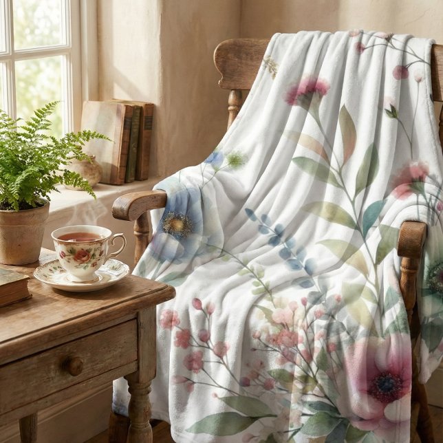 Stugidyll Pastell Flerfärgad Blomma Fleecefilt (Pastel floral fleece cottagecore-style blanket displayed on chair. a\A clean lifestyle mockup.)