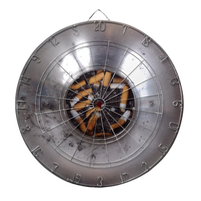 Stumpar i silverrökareaskfatet som är roligt darttavla (Framsidan)