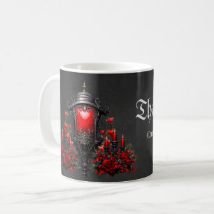 Stunning av röd ros och grind kaffemugg