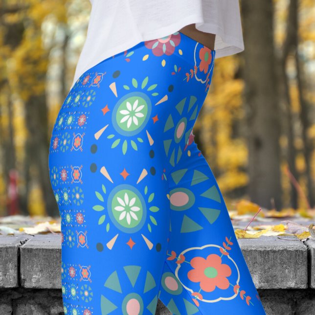 Stunning Blue Scandinavian Folk Mönster Leggings (Bold on Blue Scandinavian Folk Pattern Leggings)