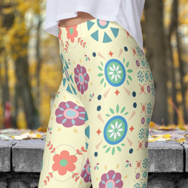 Stunning Cream White Scandinavian Folk Mönster Leggings (Bold on Cream Scandinavian Folk Pattern Leggings)