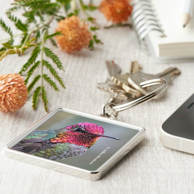 Stunning Male Anna Hummingbird i Plum Träd Fyrkantig Silverfärgad Nyckelring (Sidan)