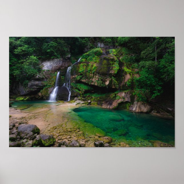 Stunning vattenfall Virje, Slovenien Poster (Framsidan)