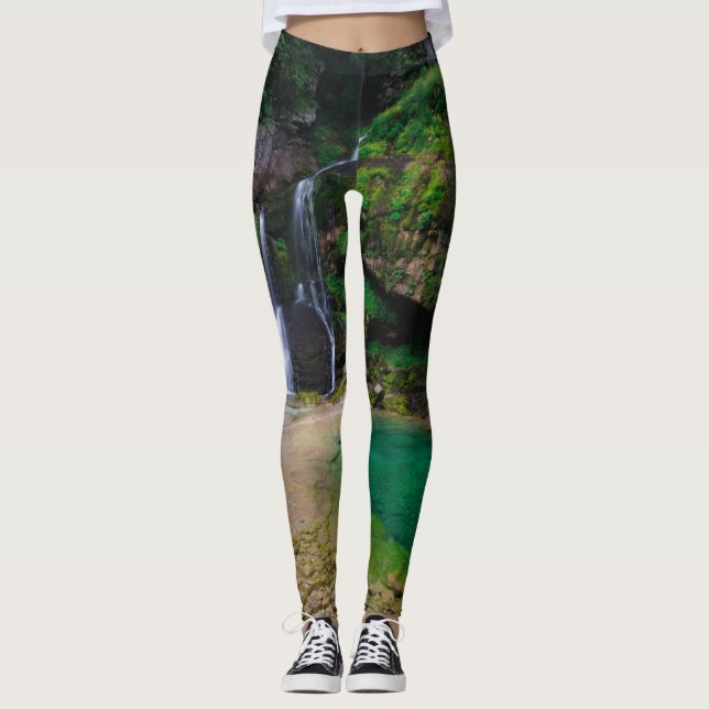 Stunning vattenfall Virje, Slovenien Poster Leggings (Framsida)