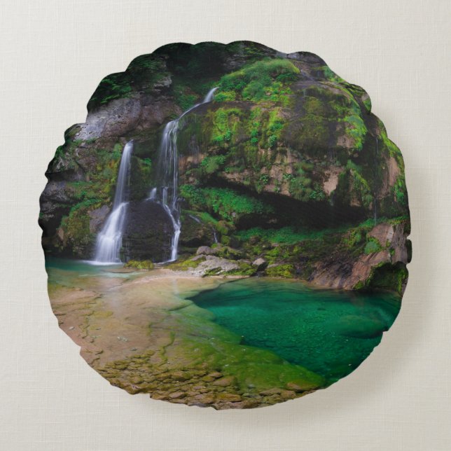 Stunning vattenfall Virje, Slovenien Poster Rund Kudde (Framsidan)