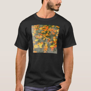 stupade löv regnar in t-shirt