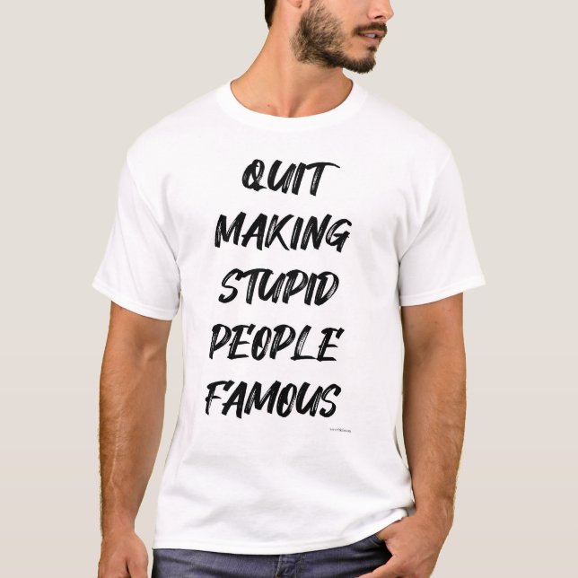 Stupid Berömd People Funny Social Media Motto T Shirt (Framsida)